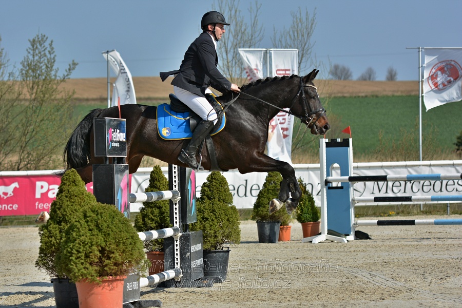 Skoková soutěž pro 5 a 6 leté koně s hendikepem 110/115 cm