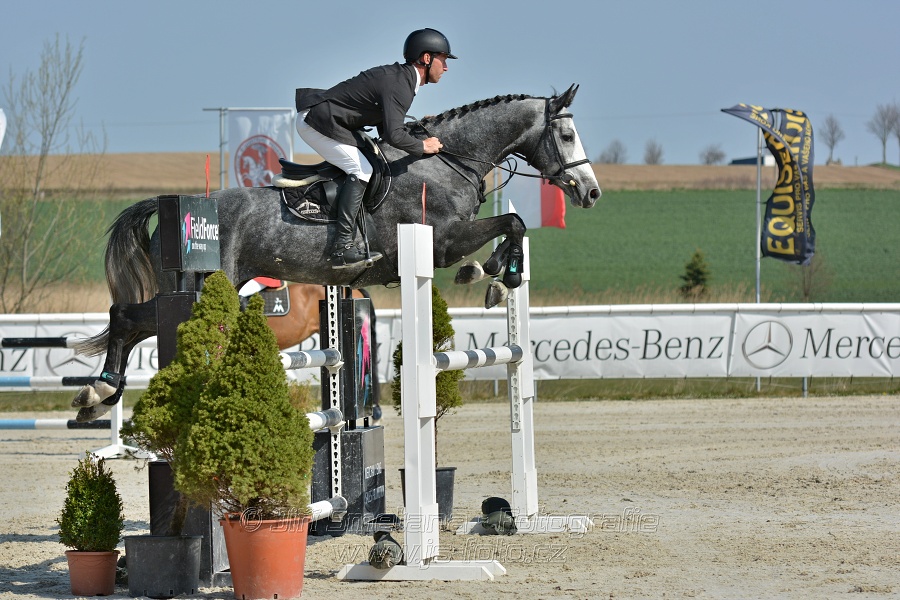 Skoková soutěž pro 5 a 6 leté koně s hendikepem 110/115 cm