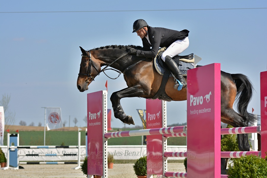 Skoková soutěž pro 5 a 6 leté koně s hendikepem 110/115 cm