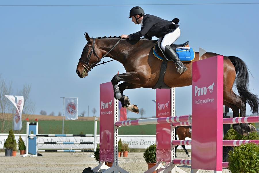 Skoková soutěž pro 5 a 6 leté koně s hendikepem 110/115 cm