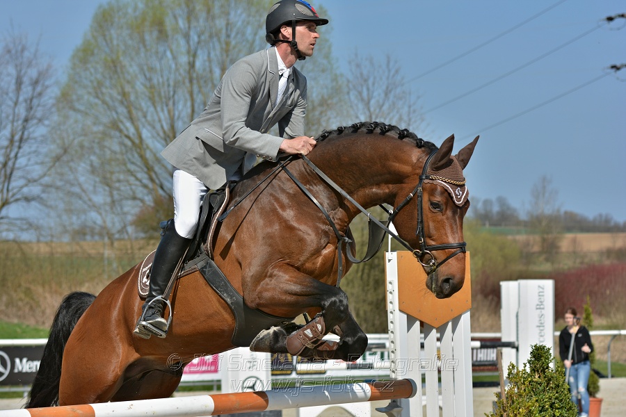 Skoková soutěž pro 5 a 6 leté koně s hendikepem 110/115 cm