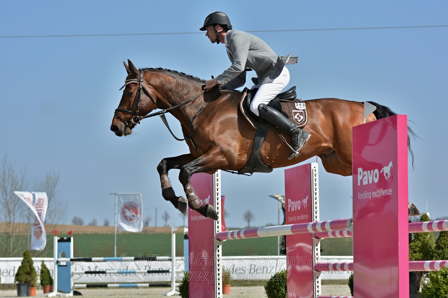 Skoková soutěž pro 5 a 6 leté koně s hendikepem 110/115 cm