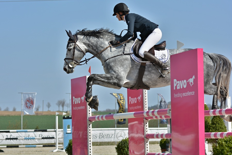 Skoková soutěž pro 5 a 6 leté koně s hendikepem 110/115 cm