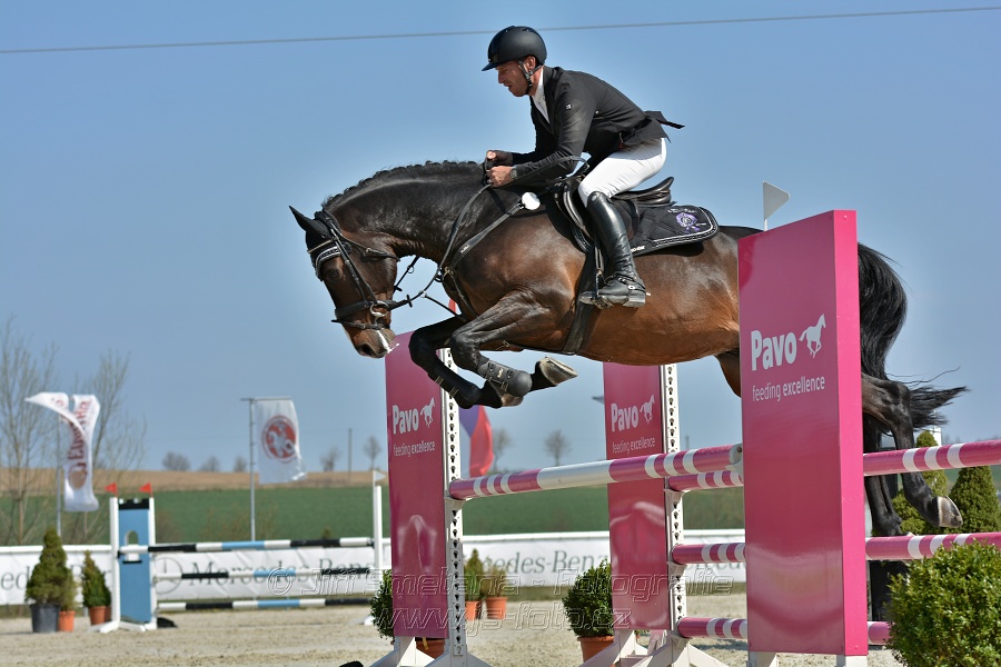 Skoková soutěž pro 5 a 6 leté koně s hendikepem 110/115 cm