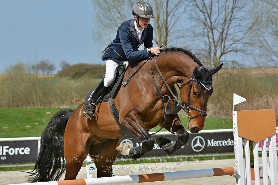 Skoková soutěž pro 5 a 6 leté koně s hendikepem 110/115 cm