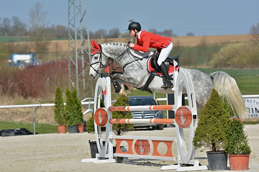 Skoková soutěž pro 5 a 6 leté koně s hendikepem 110/115 cm