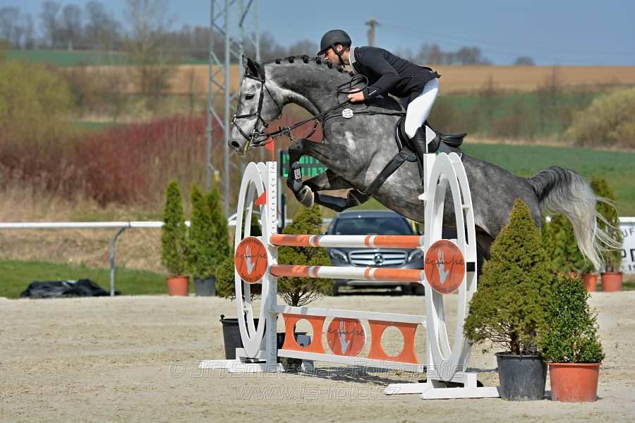 Skoková soutěž pro 5 a 6 leté koně s hendikepem 110/115 cm