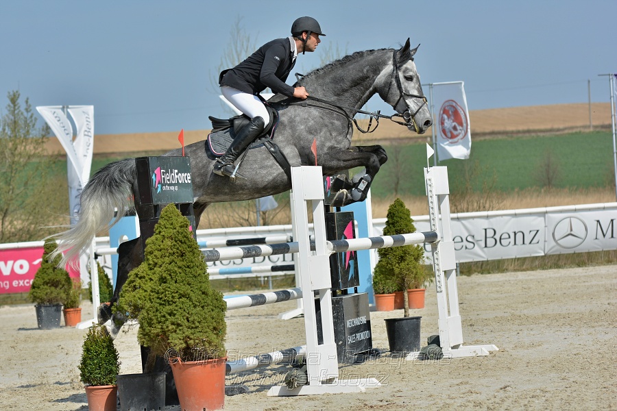 Skoková soutěž pro 5 a 6 leté koně s hendikepem 110/115 cm