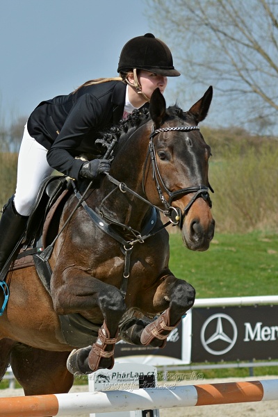 Skoková soutěž pro 5 a 6 leté koně s hendikepem 110/115 cm