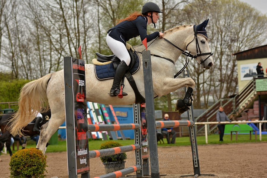 Skoková soutěž „Stupňovaná obtížnost do 100 cm“