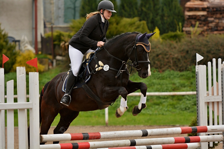 Skoková soutěž „Stupňovaná obtížnost do 100 cm“